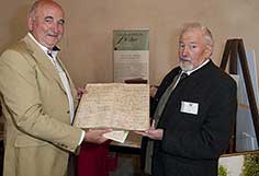 Prof. Dr. Körfer (links) und Hermann Sömer mit einem Arztbuch Dr. Webers