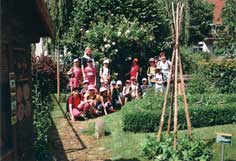 Schulklasse im Kräutergarten