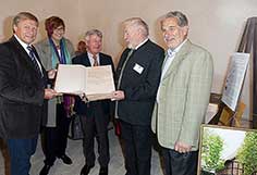 Vorstand der NRW-Stiftung: u.a. links Präsident Harry Kurt Voitsberger, beim Betrachten des Messbuches